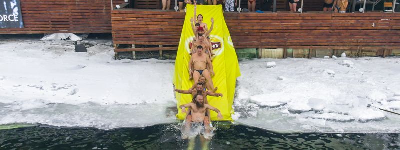 В Киеве "моржи" скатывались в ледяную воду "паровозиком" и развлекались в Днепре