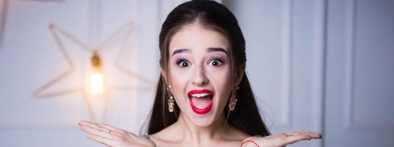 Молода українська співачка Юлія Лущинська  презентує свою нову пісню "Палаю"