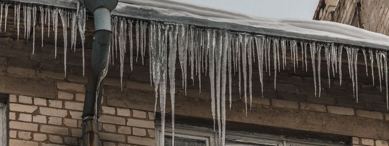Жителей Киева предупредили о смертельно опасных сосульках