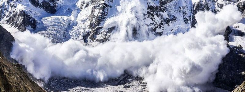 Новая функция в автомобилях Tesla, взрыв автобуса с полицейскими и серия лавин в Карпатах: ТОП новостей дня