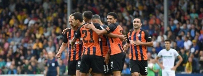 "Шахтер" вдесятером удержал ничью в первом матче плей-офф Лиги Европы