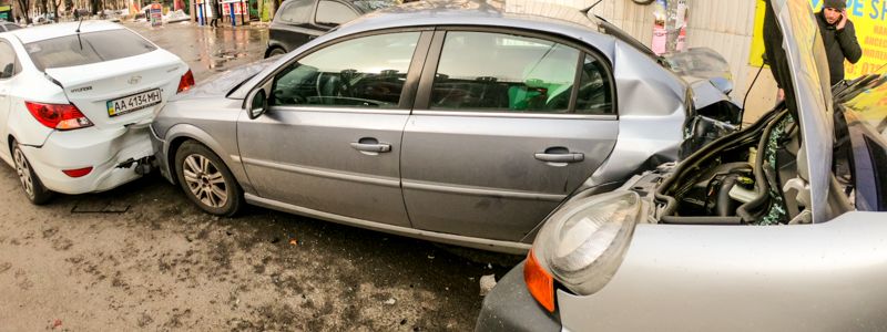 В Киеве возле метро "Шулявка" пьяный мужчина на Renault влетел в Opel: есть пострадавший