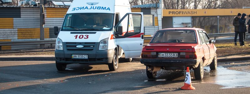 В Киеве Peugeot влетел в автомобиль скорой помощи