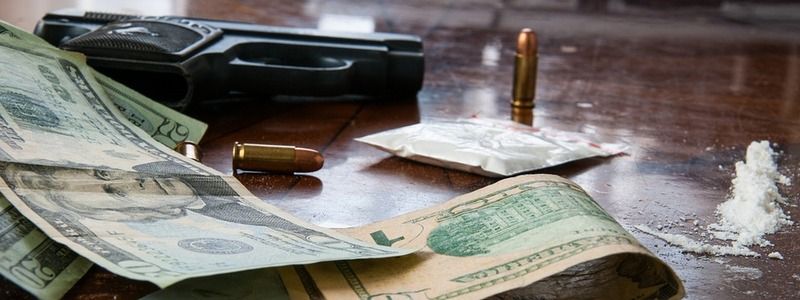 В Киеве мужчина хранил килограммы наркотиков и оружие в арендованной квартире