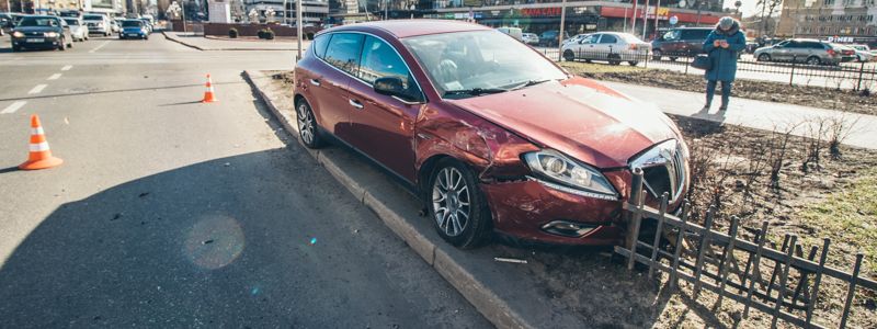 В Киеве на Площади Победы Volkswagen отправил Lancia в забор