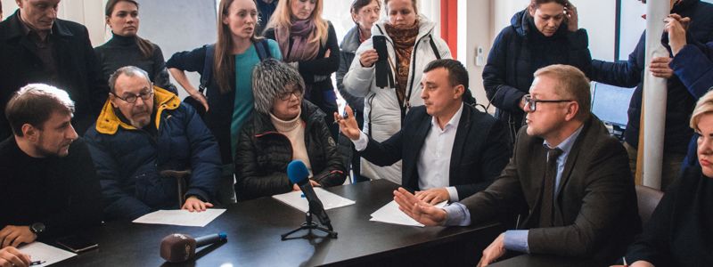 В Киеве митингующие требовали отапливать квартиры дровами и превратить стекло в песок