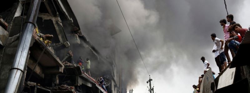 70 жертв пожара в Бангладеш, Tesla можно будет взять в лизинг и Россомаха в книге рекордов Гиннесса: ТОП новостей дня