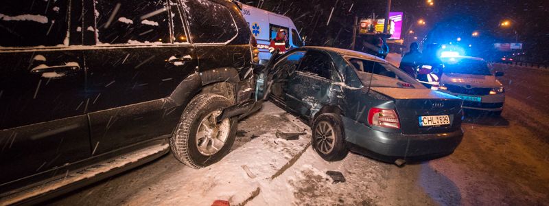 В Киеве на проспекте Победы Audi вылетела на тротуар и протаранила одинокий внедорожник