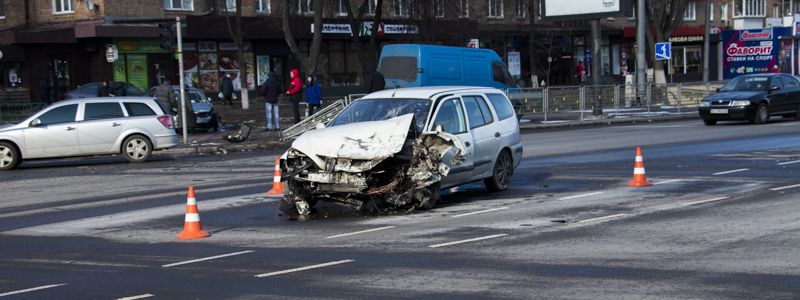 В Киеве Skoda столкнулась с Renault, снесла два забора и вылетела на тротуар