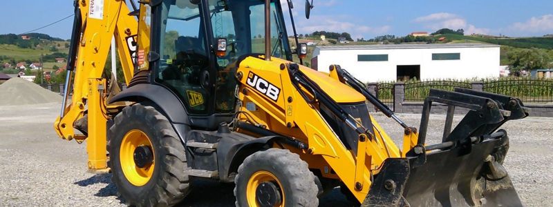 В Киеве на Броварском проспекте Skoda столкнулась с грузовиком и влетела в экскаватор: ищут свидетелей