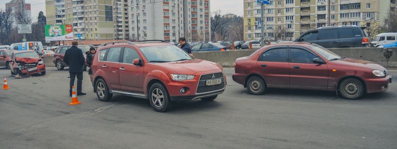 В Киеве возле станции метро "Академгородок" такси Uklon стало участником тройного ДТП