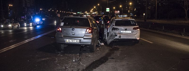 В Киеве возле станции метро "Черниговская" в тройном ДТП пострадал 4-летний ребенок