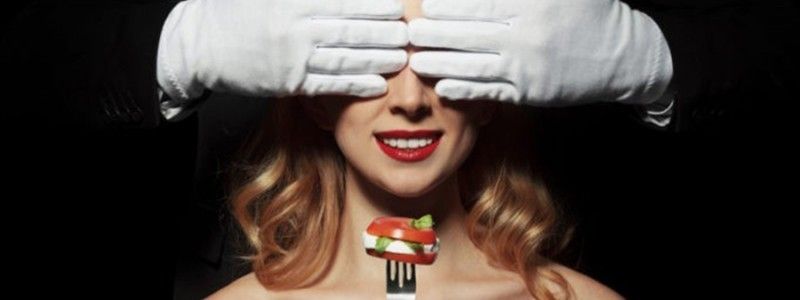 В Киеве прошел ужин в темноте: что скрывалось за таинством встречи