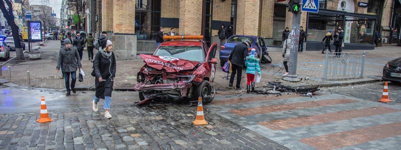 В центре Киева столкнулись и вылетели на тротуар Citroen и Renault службы безопасности "Сириус": есть пострадавшие