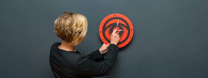 Когда в Украине переводить часы на летнее время