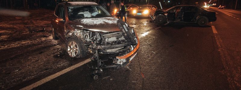 В Киеве на Старообуховской трассе столкнулись Skoda и Volkswagen