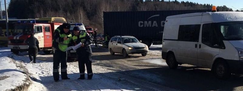 Автобус с жителями Украины столкнулся с фурой в Москве: есть пострадавшие