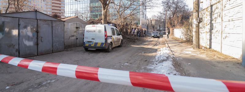 В Киеве за гаражами нашли труп младенца