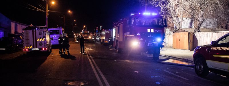 В Киеве на Куреневке горел трехэтажный дом: пожарные перекрывали улицу