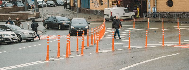 В Киеве на дорогах установят новые столбики: узнай, где