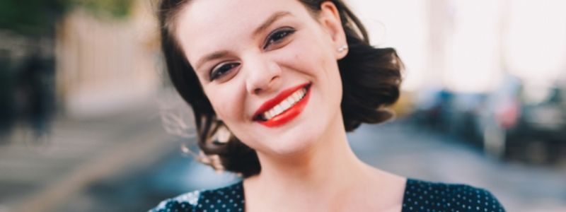 В Киев с весенним концертом приезжает волшебница слова Вера Полозкова: когда и где купить билеты