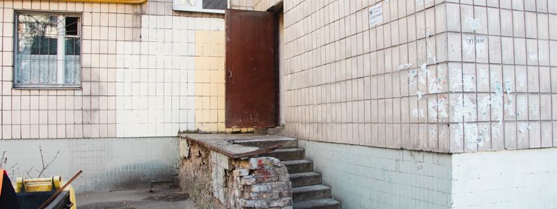 В Киеве на Окипной в подсобке жилого дома нашли труп мужчины