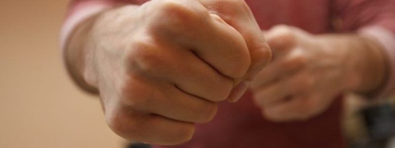 Под Киевом парень избил и ограбил подростка