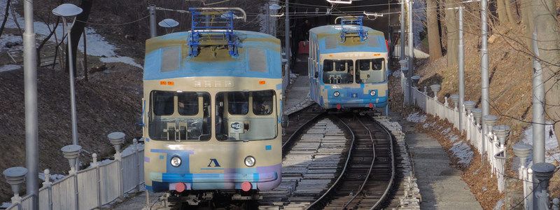 В Киеве появятся новые кабины для фуникулера, автобусы и трамваи