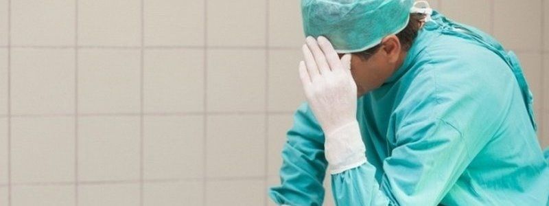 Под Киевом судят хирурга, у которого пациентка истекла кровью и умерла