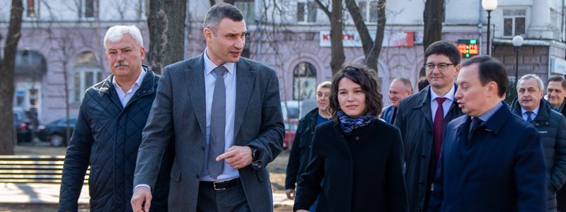 В Киеве возле российского посольства Виталий Кличко открыл сквер имени Бориса Немцова