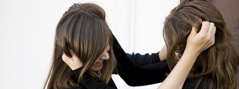 В Киеве школьницы толпой избили 14-летнюю девочку: подробности от полиции