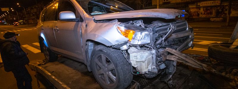 В Киеве на проспекте Мира Mazda 6 выехала на встречку и столкнулась с Toyota RAV 4