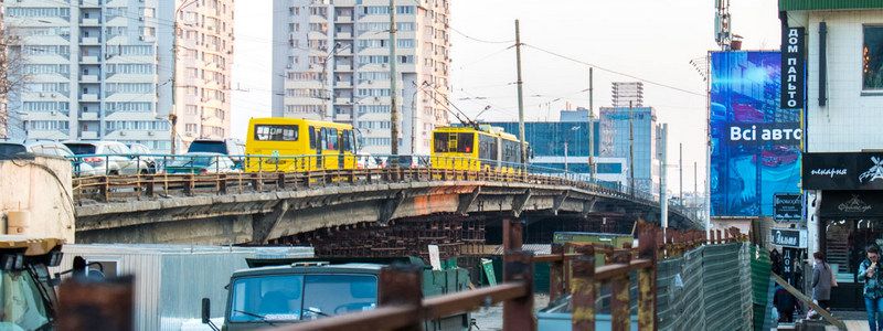 Летающие свиньи, эра ремонта Шулявского моста и тьма под Майданом: неделя в фото