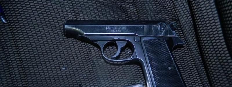 В Киеве на Оболони в автомобиле нашли оружие и патроны