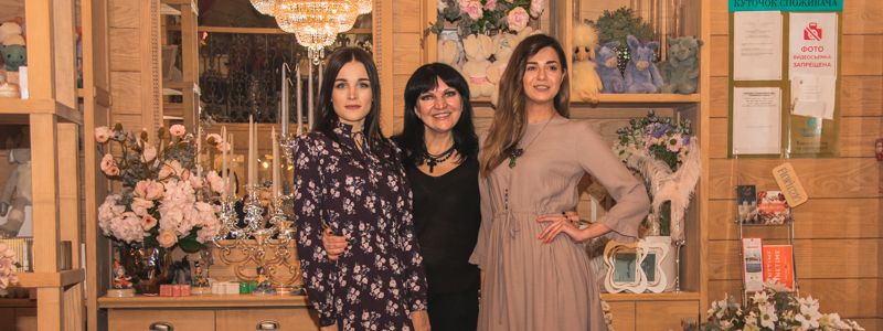 Автор костюма для Меган Маркл презентует коллекцию платьев с магическими цветами