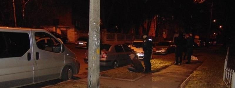 В Киеве мужчина с пистолетом напал на супружескую пару