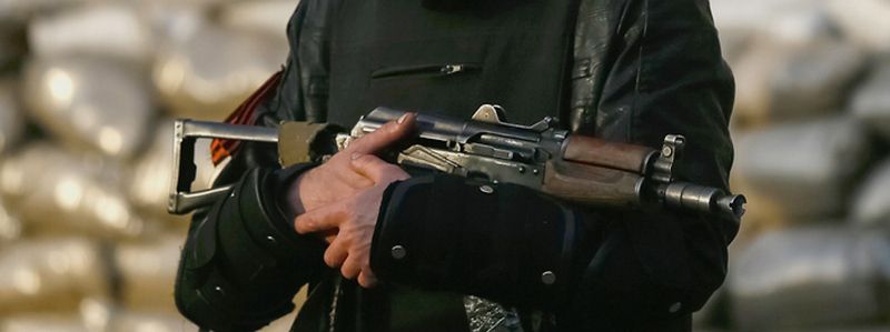 В Киеве ищут двоих мужчин в черном с автоматами Калашникова