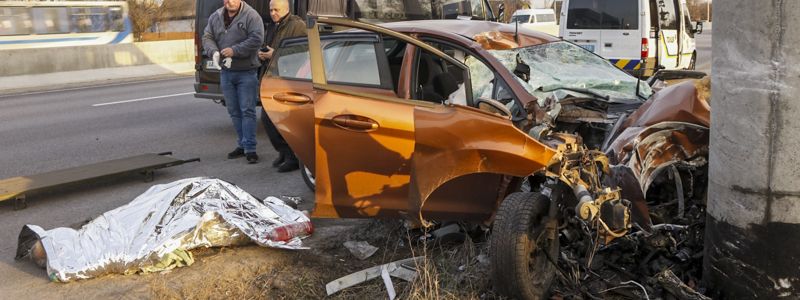 Под Киевом на Одесской трассе водитель Ford влетел в опору и погиб