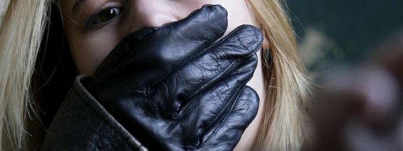 В Киеве парень избил 21-летнюю девушку за нежелание знакомиться