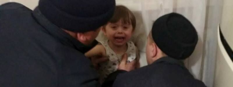 Под Киевом малыш застрял в батарее