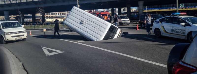 На Демеевской микроавтобус на ходу провалился в яму: что говорит Киевавтодор