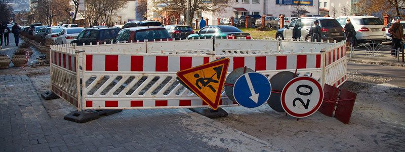 В центре Киева под авто провалился асфальт: как выглядит место аварии сейчас