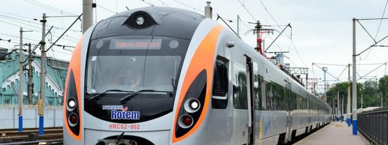 «Укрзалізниця» назначила дополнительные поезда на Пасху и майские праздники