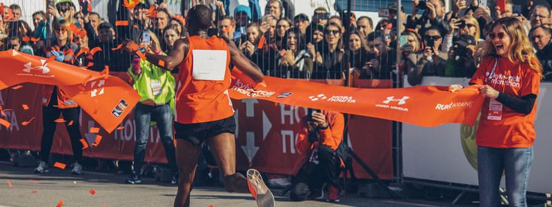 В Киеве финишируют первые победители 9th Nova Poshta Kyiv Half Marathon: видео с высоты