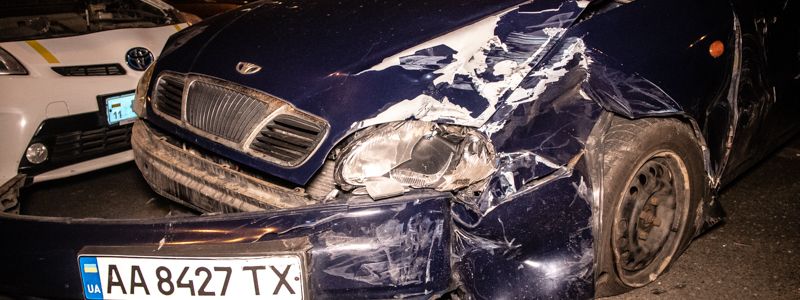 В Киеве на Троещине Toyota во время разворота столкнулась с Daewoo