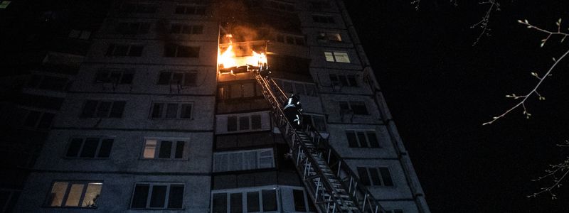 В Киеве на Оболони в 16-этажке полыхала квартира