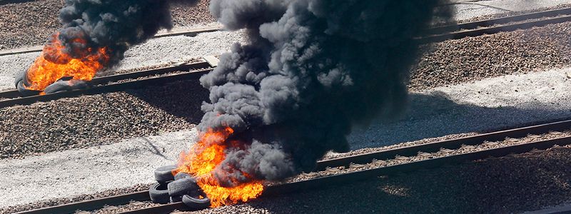 Под Киевом подростки громили окна в электричках и бросали на рельсы горящие шины