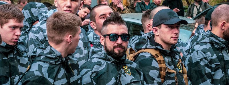 Надувные шарики, попкорн и кинотеатр под Администрацией Президента: как в Киеве прошел марш Национальных дружин