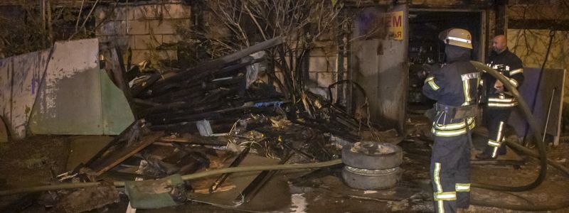 В Киеве возле парка Партизанской Славы горел гараж с вторсырьем