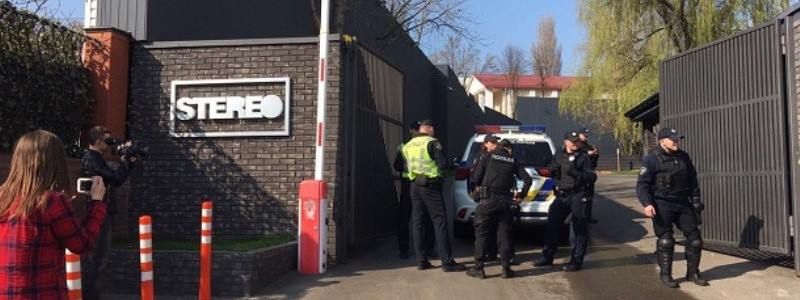 В Киеве разъяренная толпа забросала петардами Stereo Plaza и устроила потасовку: видео драки